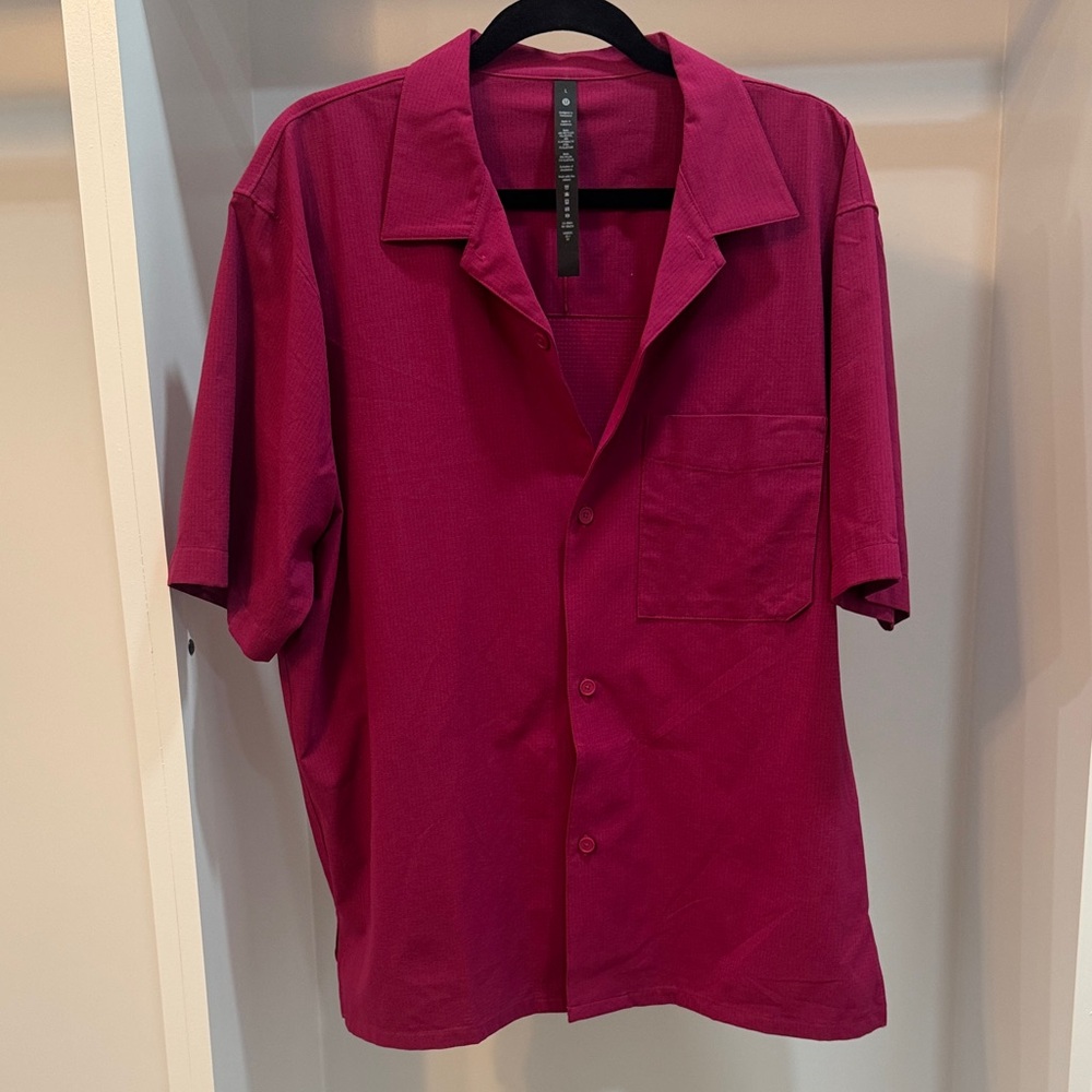 Lululemon Athletica Men's Short Sleeve Shirt in Pink